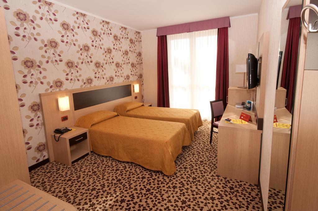 Hotel Brindor Poirino Exteriér fotografie